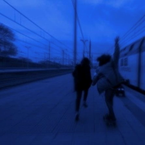 男人把手桶进美女尿囗还吻了
